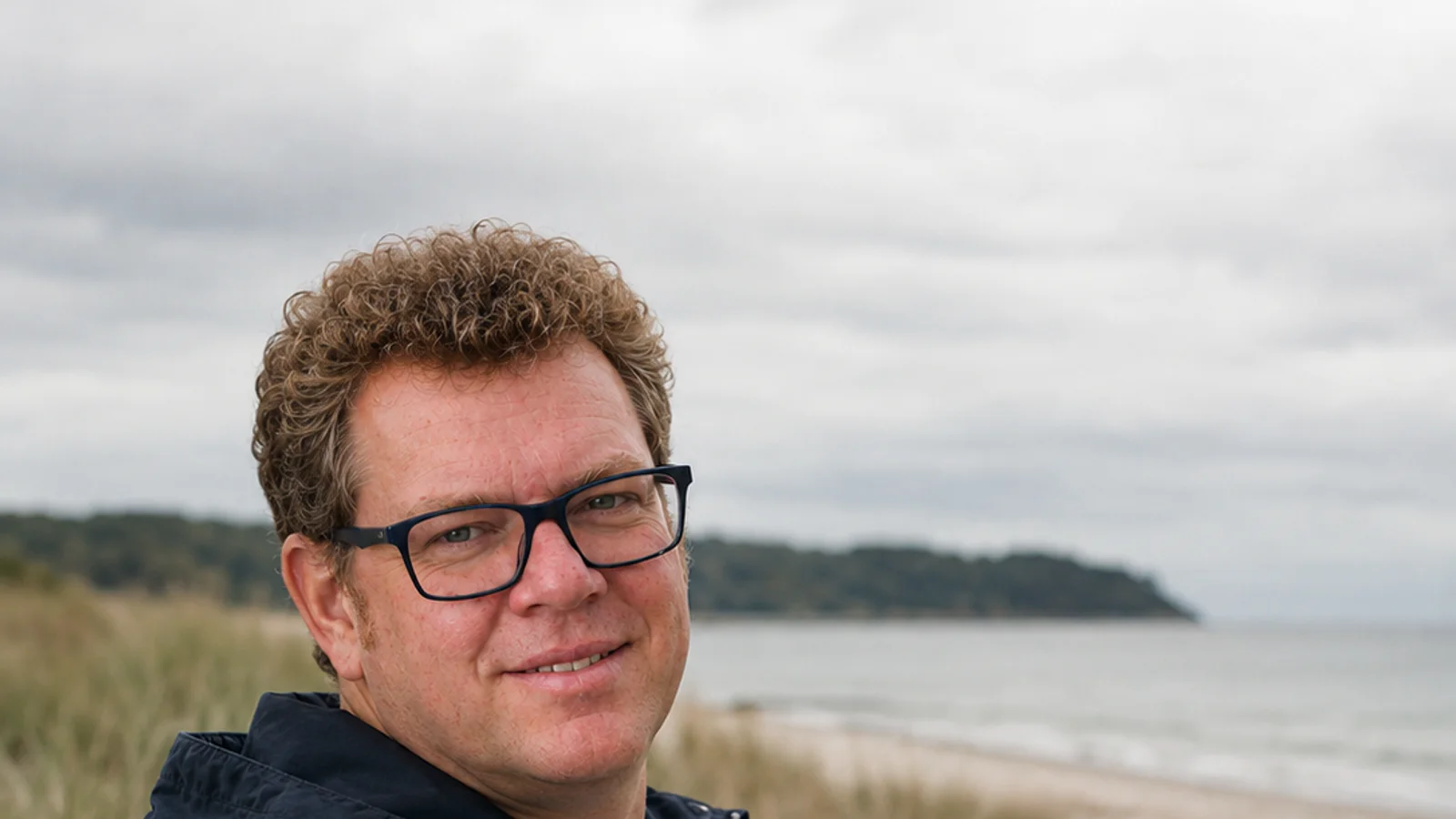 Christian Rüsken am Strand mit Blick auf Meer und Horizont